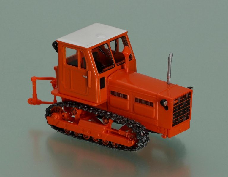 Т-4А гусеничный трактор 4-го тягового класса сельскохозяйственного назначения для работ на тяжелых почвах