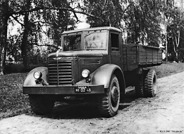 МАЗ-200 или МАЗ-200П бортовой грузовик грузоподъемностью 7 тонн