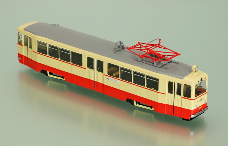 ЛМ-49 односторонний высокопольный 3-дверный 4-осный моторный трамвайный вагон