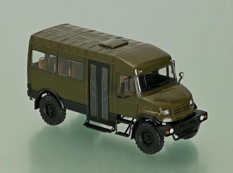 ЗиЛ-47874А опытный 4-дверный армейский или вахтовый автобус повышенной проходимости на шасси ЗиЛ-432732