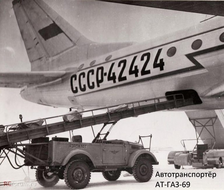 АТ-ГАЗ-69, он же АТ-2, аэродромный автотранспортер на шасси ГАЗ-69