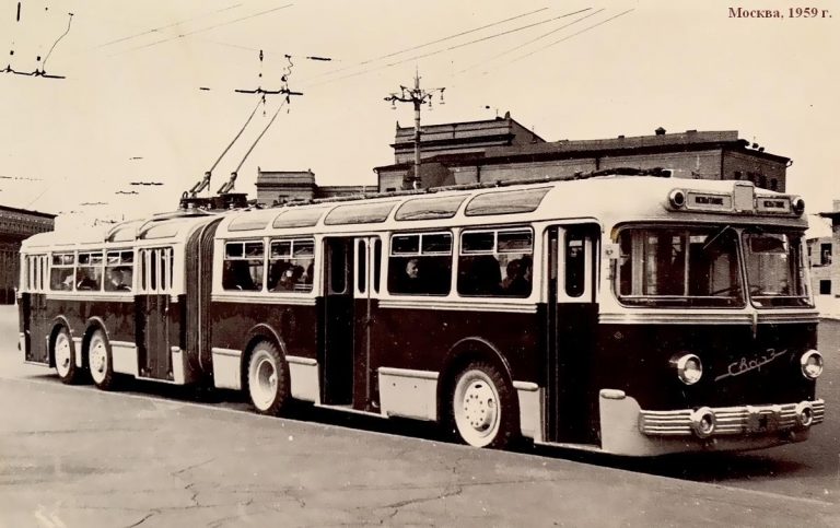 ТС-1 8х2 пассажирский 4-дверный сочленённый троллейбус, первый в СССР