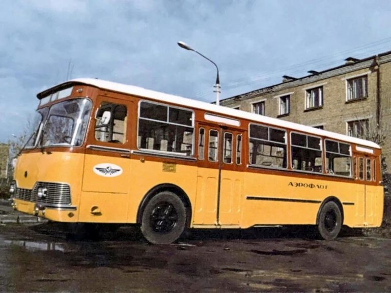 ЛиАЗ-677П «Аэрофлот» перронный автобус для доставки авиапассажиров от аэровокзала к самолёту или обратно