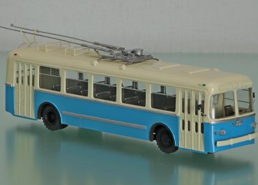 ЗиУ-5 2-дверный высокопольный пассажирский троллейбус большой вместимости