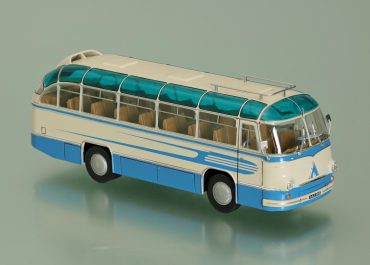 ЛАЗ-695 «Львов» туристический автобус среднего класса с водительской дверью