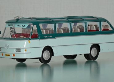 «Украина-1» (кузов №18-Э) опытный междугородный автобус средней вместимости в туристском варианте