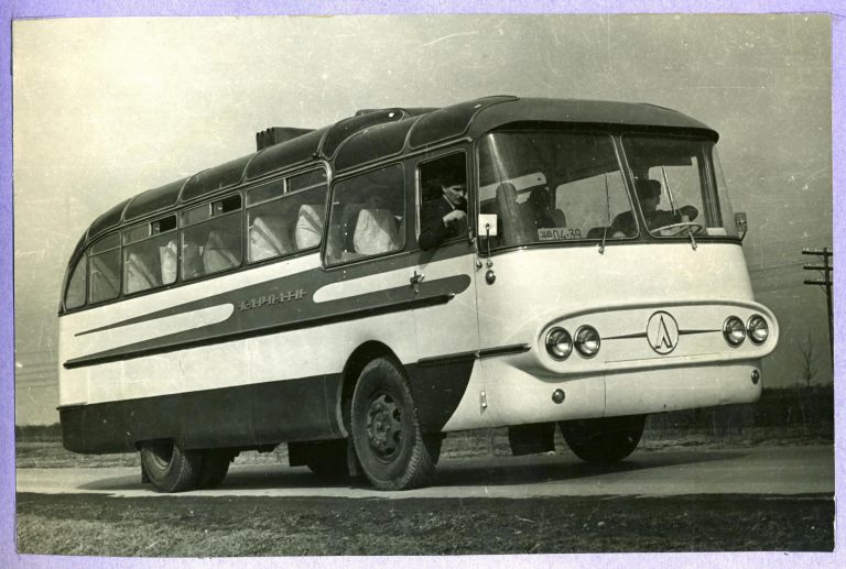 ЛАЗ-698 «Карпаты» (кузов №14-Э) междугородний автобус со ступенчатой крышей, повышенной комфортабельности