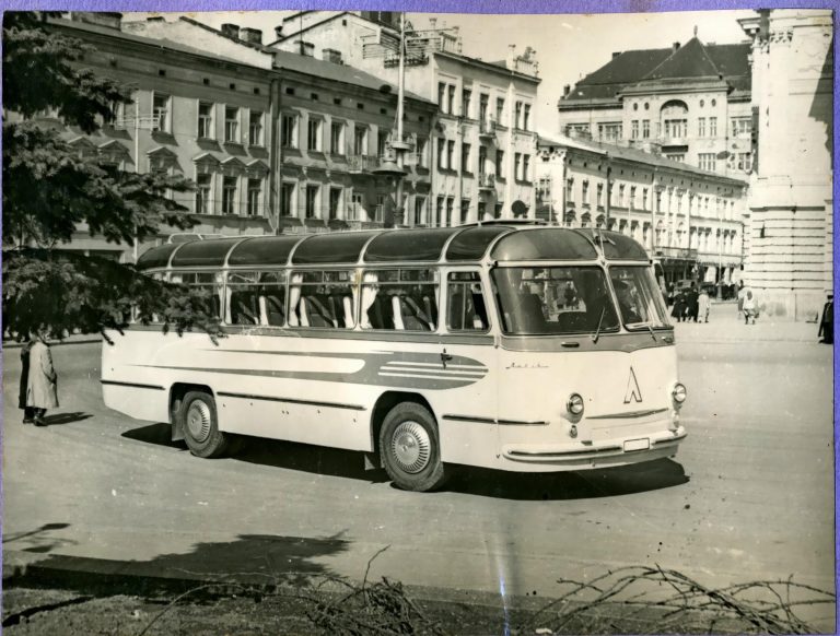 ЛАЗ-695 «Львов» туристический автобус среднего класса с водительской дверью