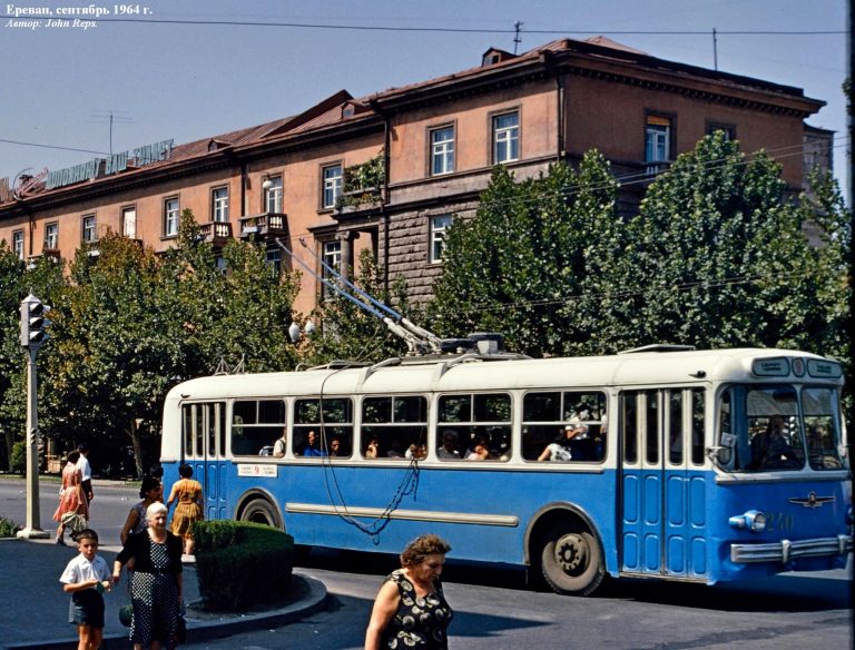 ЗиУ-5 2-дверный высокопольный пассажирский троллейбус большой вместимости