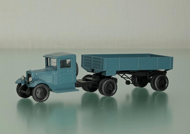 Автопоезд из седельного тягача ЗиС-10