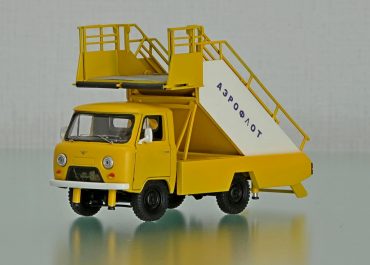 ТПС-22 аэродромный трап для посадки (высадки) пассажиров на борт самолёта на шасси УАЗ-3303