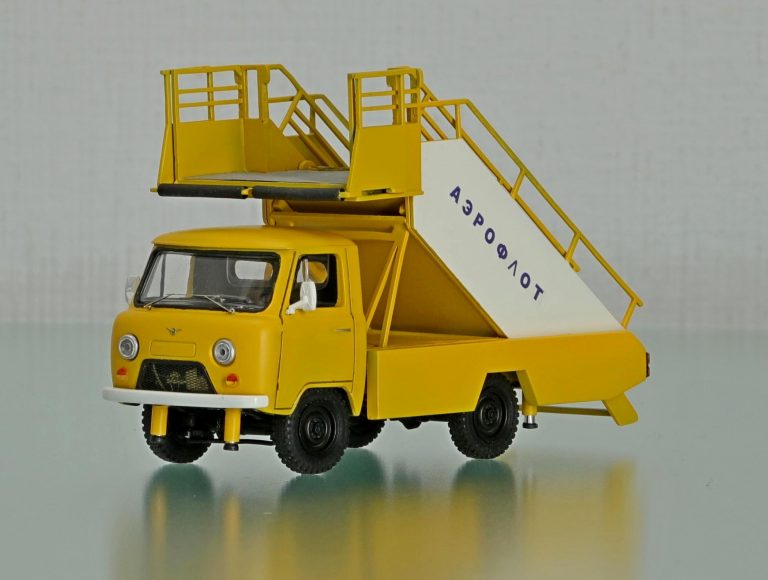 ТПС-22 аэродромный трап для посадки (высадки) пассажиров на борт самолёта на шасси УАЗ-3303