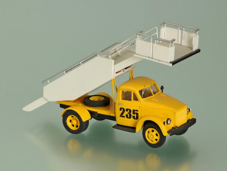 Аэродромный трап для посадки (высадки) пассажиров на борт самолета на шасси ГАЗ-51А