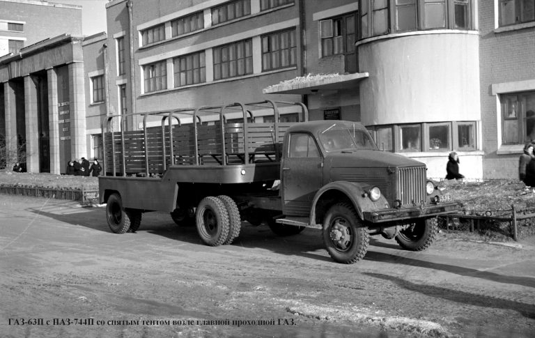 ГАЗ-63П 4х4 седельный тягач с войсковым полуприцепом-платформой ПАЗ-744П