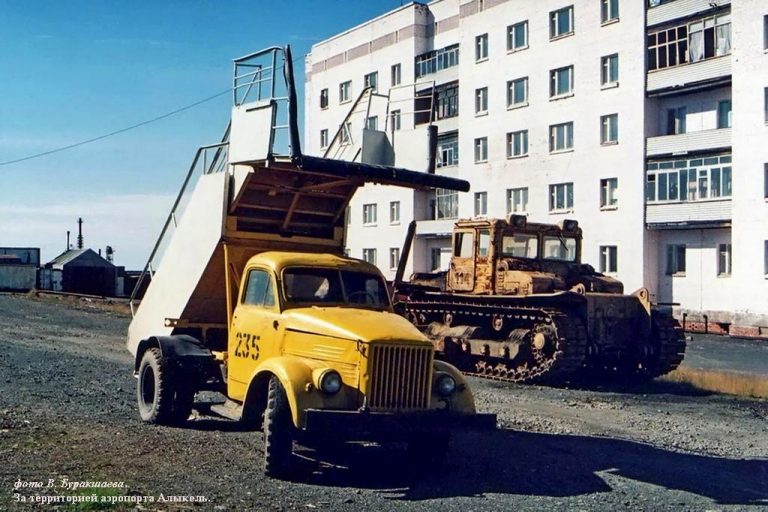Аэродромный трап для посадки (высадки) пассажиров на борт самолета на шасси ГАЗ-51А