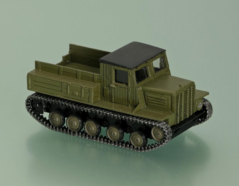 Я-12 или Я-13 легкий артиллерийский тягач для буксировки артиллерийских систем
