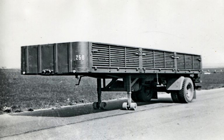 МАЗ-93801 1-осный полуприцеп с металлическими откидными боковыми и задним бортами