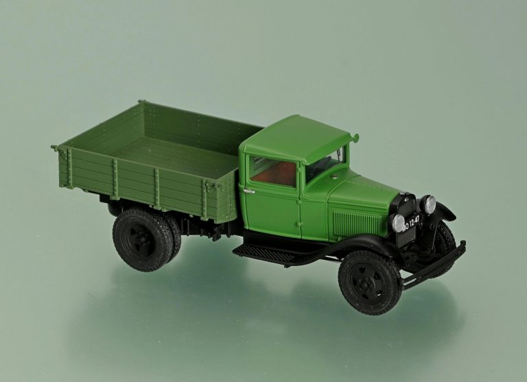 ГАЗ-АА или ГАЗ-ММ бортовой грузовик с деревянной платформой с тремя открывающимися бортами