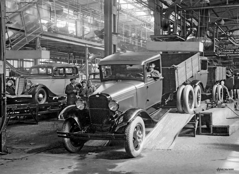 ГАЗ-АА или ГАЗ-ММ бортовой грузовик с деревянной платформой с тремя открывающимися бортами