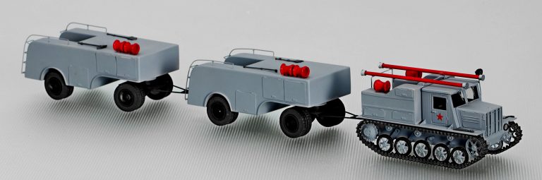 Пожарный поезд-вездеход «Ярославец» из гусеничного тягача с насосом ПД-10 на базе арттягача Я-13 с двумя прицепными цистернами на базе прицепа АП-3