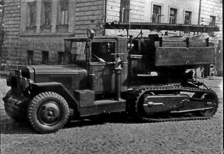 Пожарная автоцистерна-вездеход на шасси полугусеничного тягача ЗиС-42М