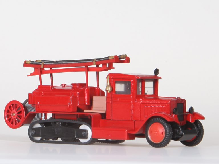 Пожарная автоцистерна-вездеход на шасси полугусеничного тягача ЗиС-42М