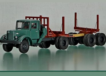 МАЗ-501 или МАЗ-501Б (с 1962 г.) 4х4 первый советский полноприводный тягач-лесовоз с прицепом-роспуском 2-Р-15(А и Т) или ТМЗ-803А