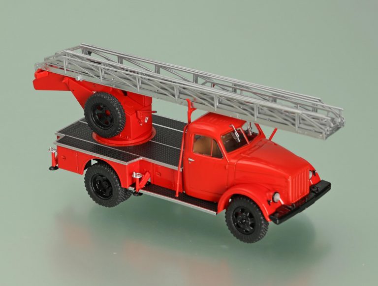 АЛГ-17(51А) модель ЛЧ пожарная автолестница на шасси ГАЗ-51А с гидравлическим приводом основных рабочих механизмов, первая советская автолестница с гидроприводом